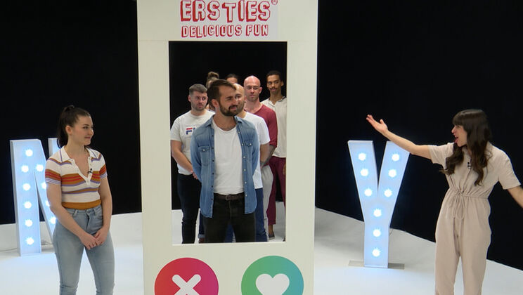 [Ersties] - Tinder Live: Domino & Liam's Real-Life Hookup Gameshow - Domino (Ersties) - Liam (Ersties) (Domino (Ersties), Liam (Ersties))