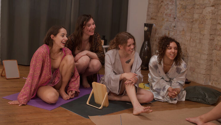 [Ersties] - Lesbian Yoni Gaze with Innana & Stella - Lilith (Ersties) - July (Ersties) - Medea (Ersties) - Innana (Ersties) - Stella P (Ersties) (Lilith (Ersties), July (Ersties))