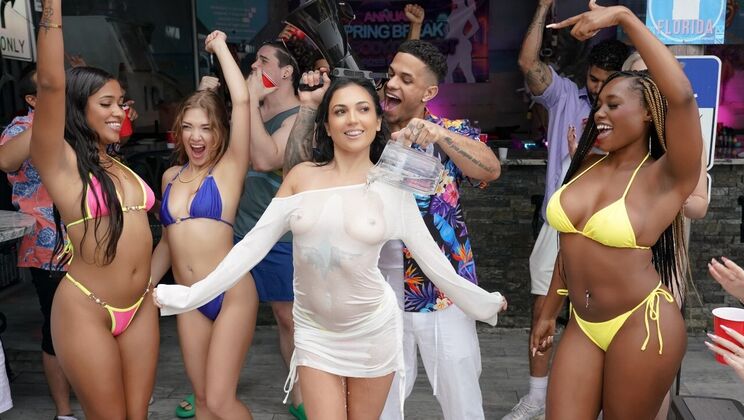Spring Break Bikini Babe Blowjob at the Bar • premium epic • FapNest